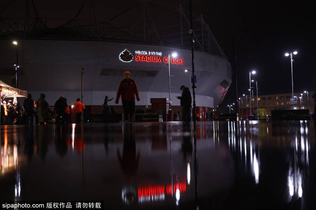 VAR争议再现！利物浦角球混战进球被判无效，手球引发热议！